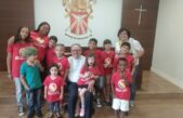 Em visita, crianças da IAM presenteiam Dom João com desenhos feitos por elas