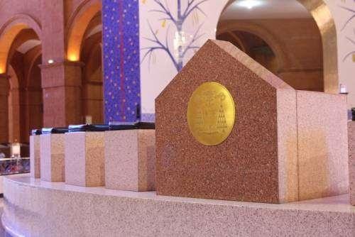 Cátedra de Dom Damasceno com seu brasão episcopal presente no Altar Central do Santuário / Foto: Arquidiocese de Aparecida