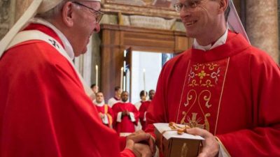 Dom Delson da Cruz recebe do Núncio Apostólico a imposição do Pálio Arquiepiscopal