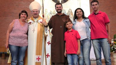 Frei Bernardo participa de missa de envio antes do embarque para sua missão na África