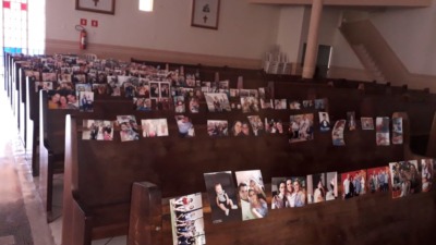 Com Igreja vazia, Padres de Alto Piquiri colocam fotos de fiéis nos bancos para celebrar Missa