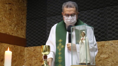 Missa em Honra a Nossa Senhora da Rosa Mística foi celebrada na Rádio Inconfidência