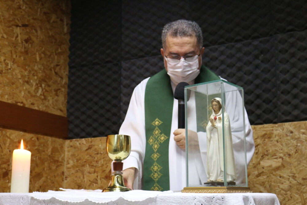 Missa em Honra a Nossa Senhora da Rosa Mística foi celebrada na Rádio Inconfidência