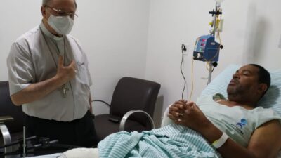 Sem previsão de alta, Padre Cesar Augusto deixa a UTI e passa bem