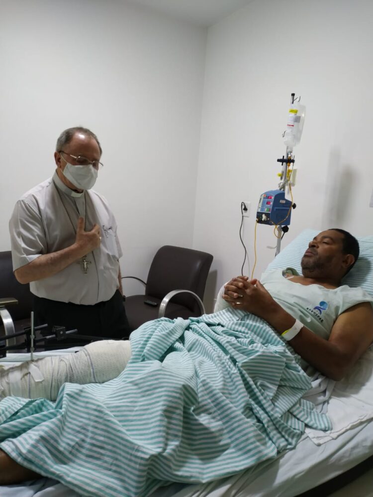 Sem previsão de alta, Padre Cesar Augusto deixa a UTI e passa bem