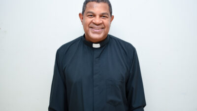 Após acidente, Padre Cesar Augusto retorna as atividades