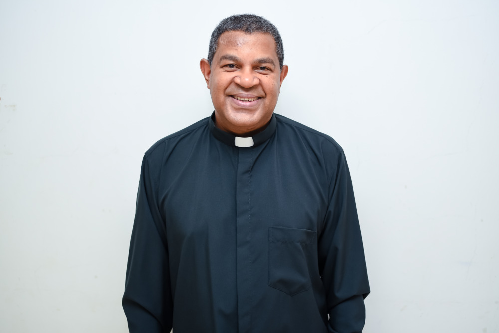 Após acidente, Padre Cesar Augusto retorna as atividades