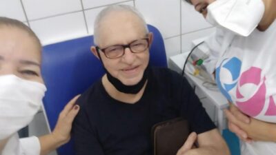 Dom José recebe a primeira dose da vacina contra a COVID-19