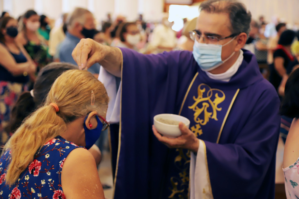 Paróquias celebraram Missa de Quarta-Feira de Cinzas
