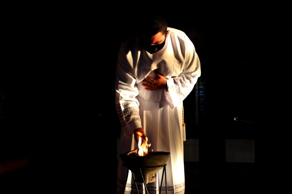 Vigília pascal marca a celebração do Sábado Santo