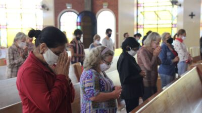 Fiéis rezam 25 horas pelo fim da Pandemia