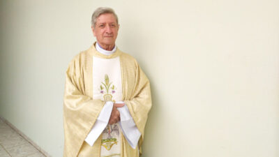 Padre apresenta sintomas da Covid-19 após vacina