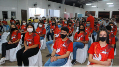 Jovens recebem o sacramento da Crisma, dom do Espírito Santo