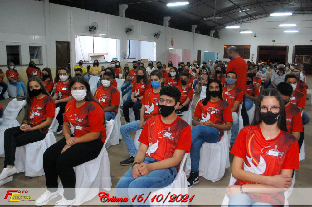 Jovens recebem o sacramento da Crisma, dom do Espírito Santo