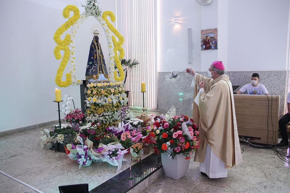 Sob os véus da Mãe Aparecida
