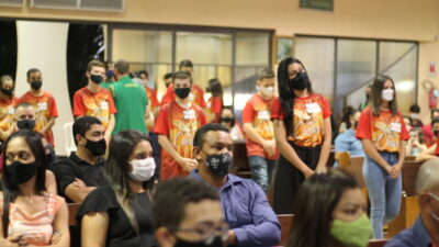 Jovens recebem a Crisma na Paróquia São Sebastião