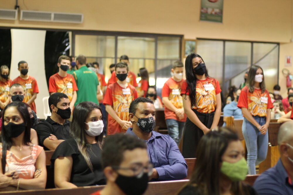 Jovens recebem a Crisma na Paróquia São Sebastião