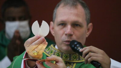 Dom Antonio Luiz Catelan Ferreira preside a primeira Missa