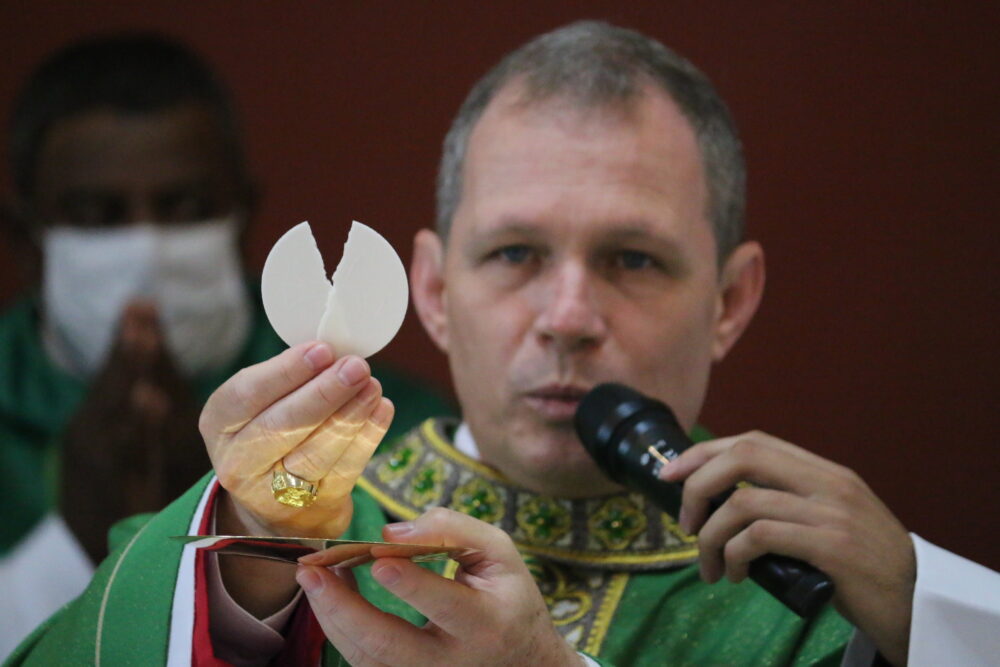 Dom Antonio Luiz Catelan Ferreira preside a primeira Missa