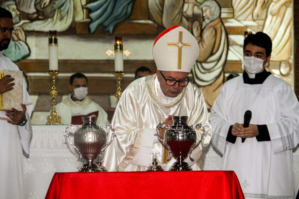 Clero se reúne para Missa dos Santos Óleos