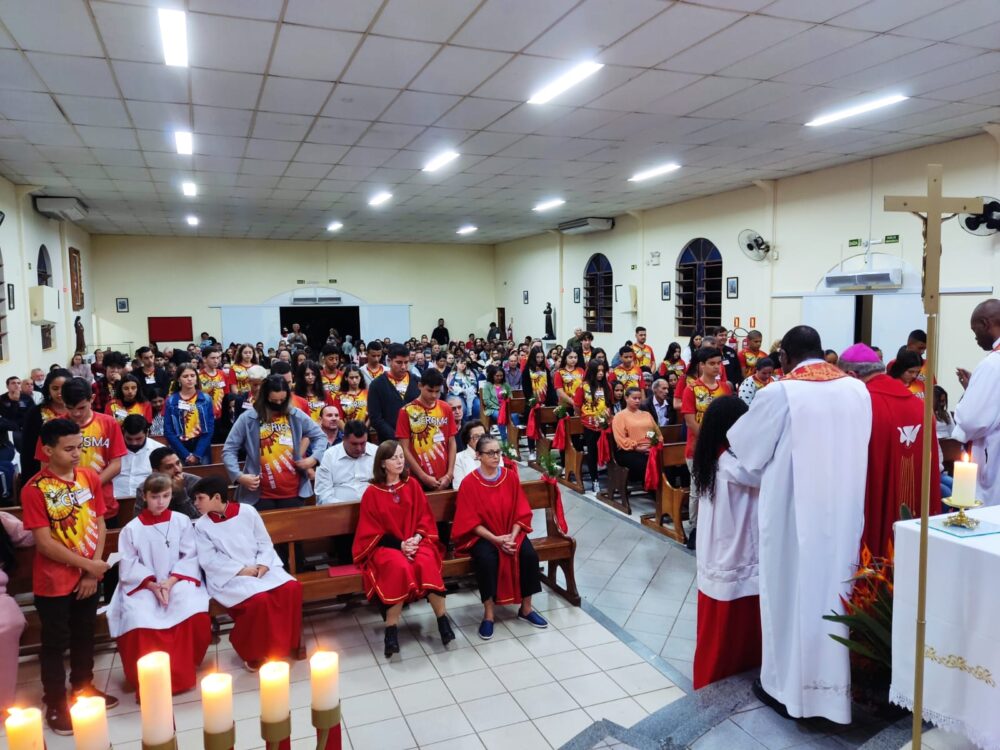 Paróquia Santa Clara de Assis celebra sacramento da Crisma