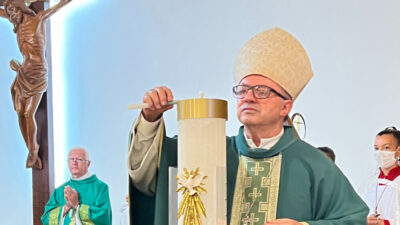 Dom João leva a chama da Vela Jubilar à Iporã-PR