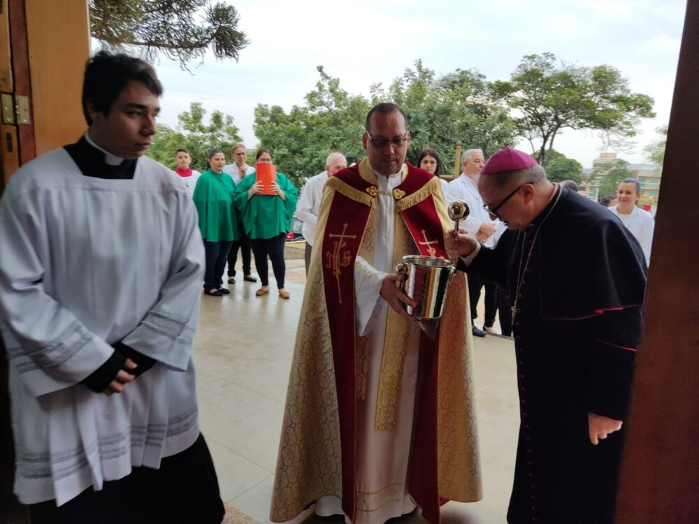 Dom João leva a chama da vela jubilar à Paróquia de Icaraíma-PR