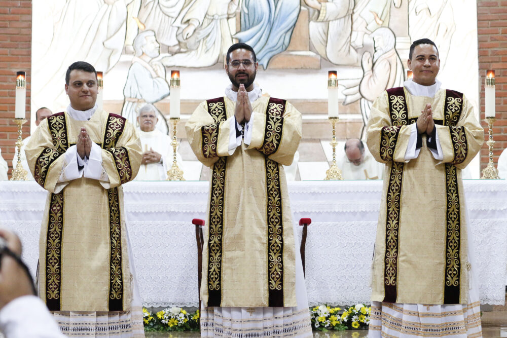 Três seminaristas são ordenados diáconos na Catedral