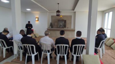 Padres com até cinco anos de ordenação se reúnem com o Bispo