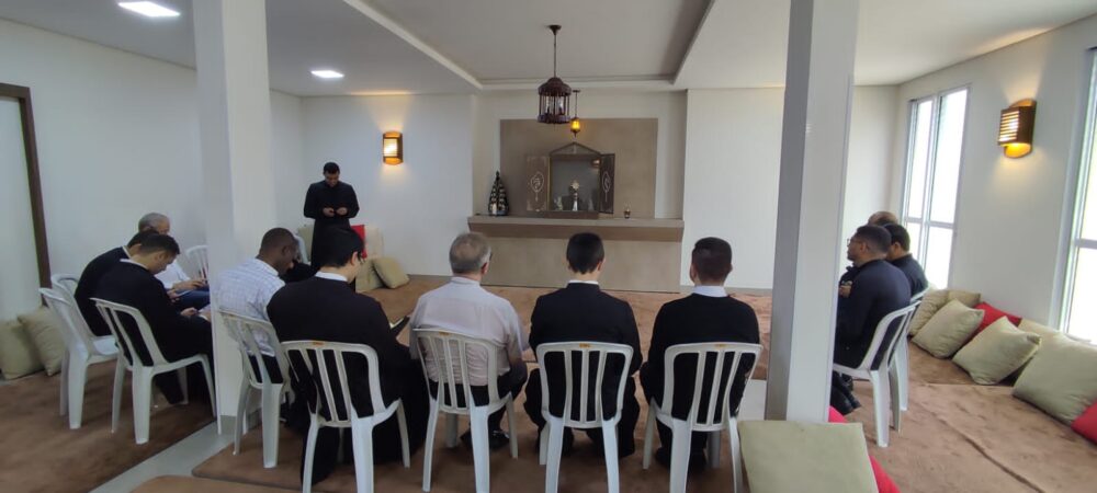 Padres com até cinco anos de ordenação se reúnem com o Bispo