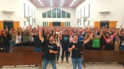 Dupla sertaneja católica em celebração na Paróquia de Douradina