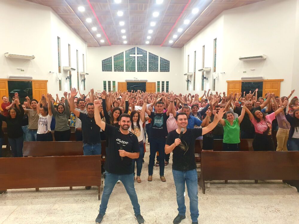 Dupla sertaneja católica em celebração na Paróquia de Douradina