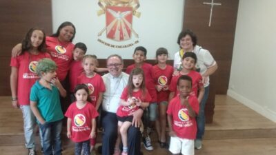 Em visita, crianças da IAM presenteiam Dom João com desenhos feitos por elas