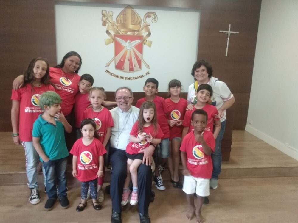 Em visita, crianças da IAM presenteiam Dom João com desenhos feitos por elas