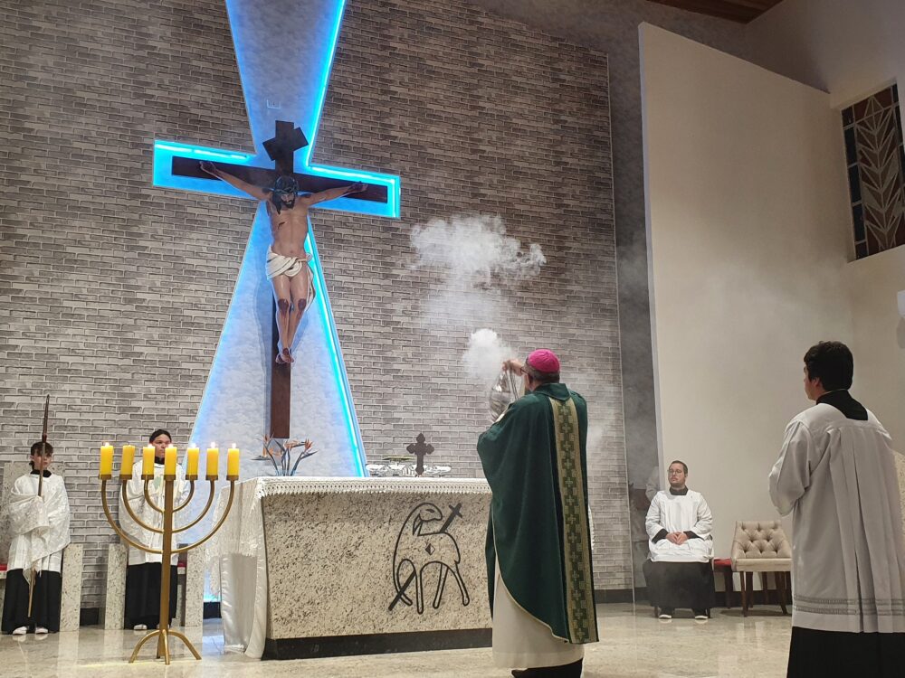 Dom João leva a chama da Vela Jubilar a Douradina