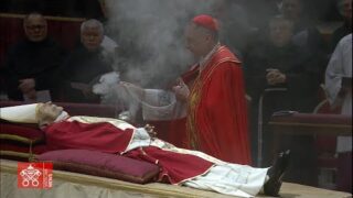 Despedindo-se de Bento XVI: Milhares prestam suas homenagens na Basílica de São Pedro