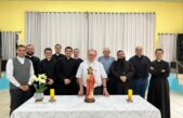 Padres recém-formados se reúnem com o Bispo Diocesano