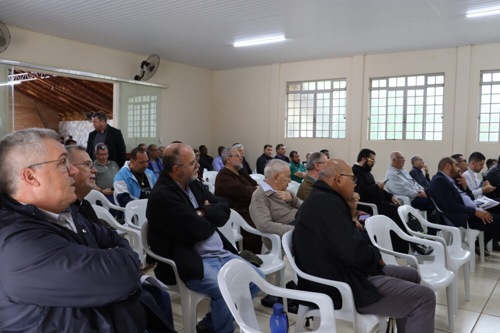Jubileu de Ouro e o Dia do Padre foram destaque na reunião dos presbíteros