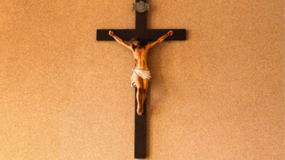 Capela da Cúria Diocesana recebe doação de crucifixo