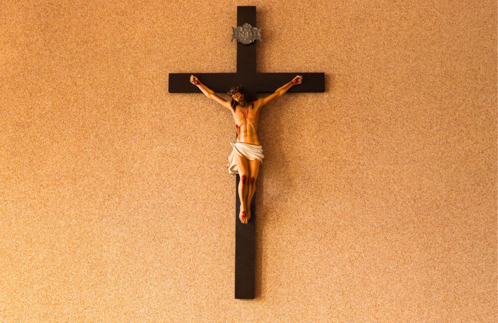 Capela da Cúria Diocesana recebe doação de crucifixo