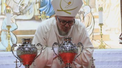 Missa do Crisma: bênção, confecção e consagração dos Santos Óleos