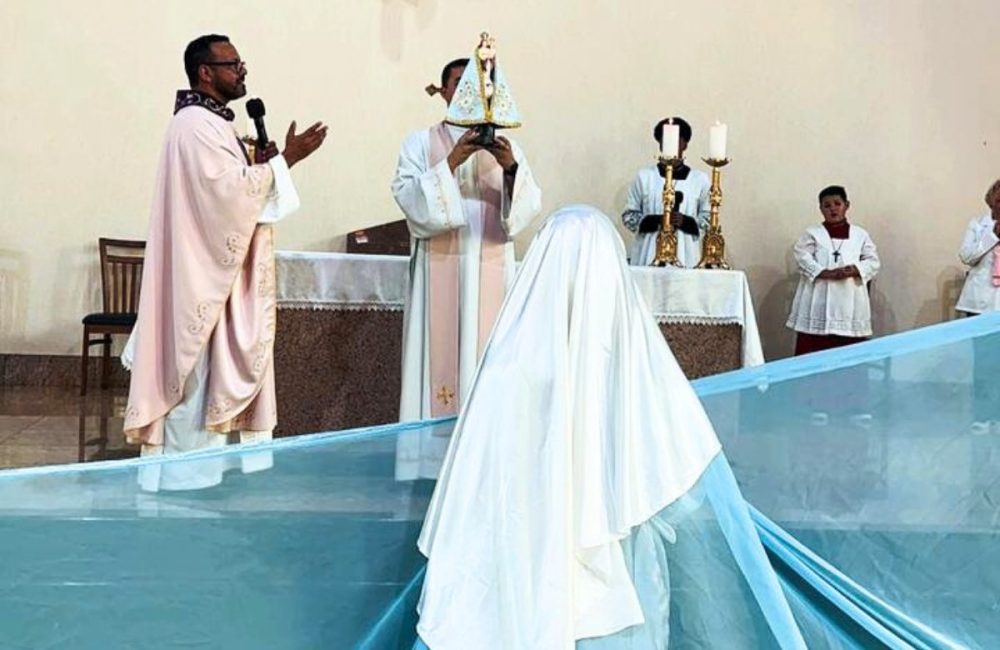 Paróquia de Tapira recebe visita de Reitor e Imagem Peregrina da Virgem do Rocio