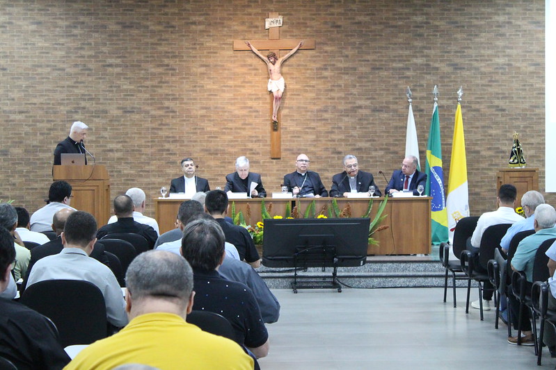 Ecônomo da Diocese de Umuarama participa de Seminário em Brasília