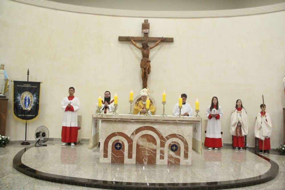 Celebração Solene: Bispo diocesano dedica igreja e altar na Paróquia de Tuneiras do Oeste