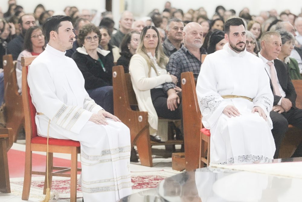 Dois seminaristas são ordenados diáconos em Cianorte