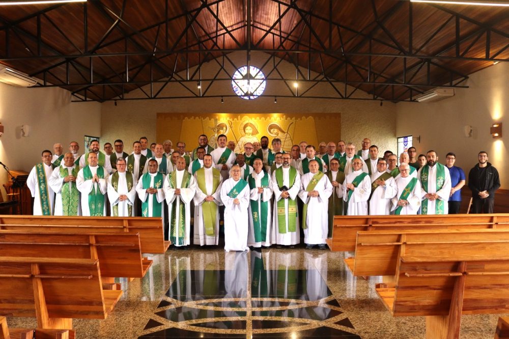 Semana de formação do clero reúne bispo, padres e diáconos