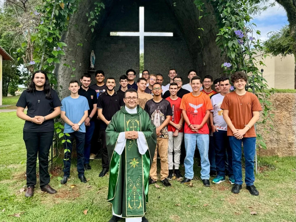 16 jovens participam de Encontro Vocacional