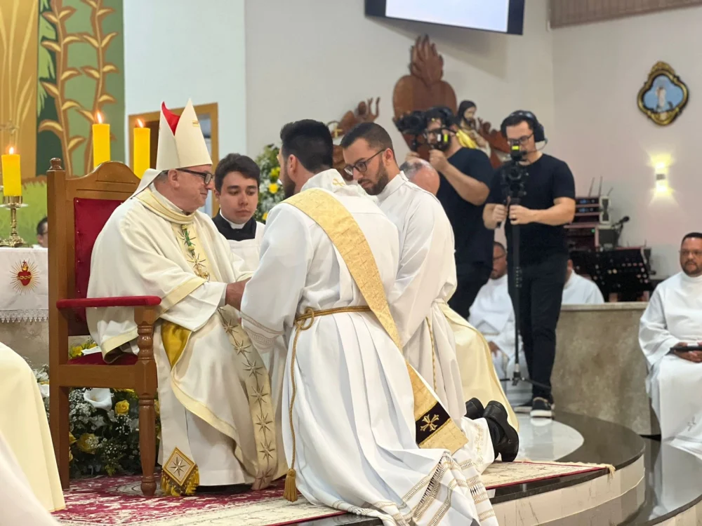 Em uma celebração emocionante, o Diácono Leandro Agostinetti é ordenado Presbítero