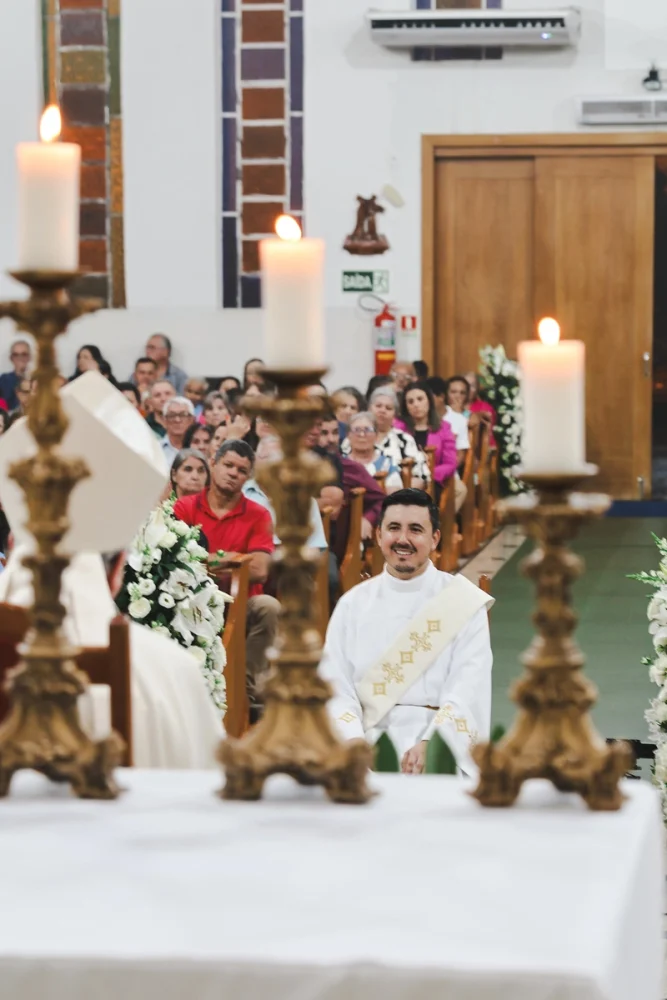 Pela imposição das mãos do Bispo Diocesano, o Diácono Danilo Barbi é ordenado Presbítero