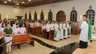 Fiéis celebram a criação da nova Paróquia e a posse do Padre Othon Etienne